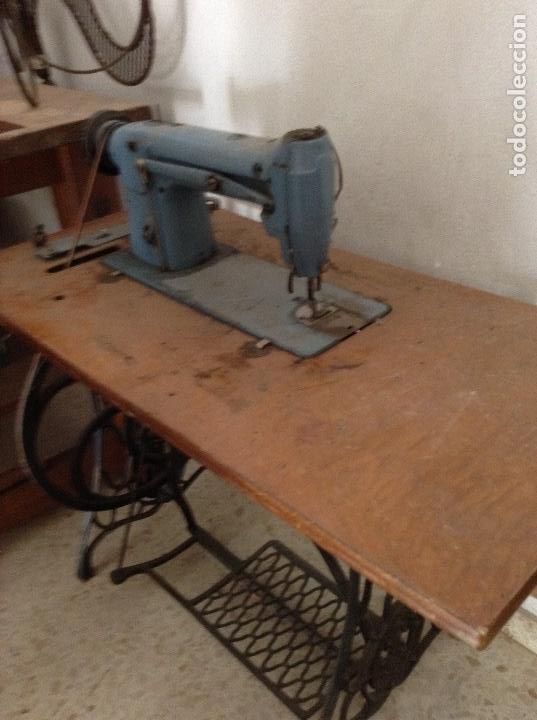 Antig&uuml;edades: Maquina de coser singer funciona , es profesional , - Foto 4