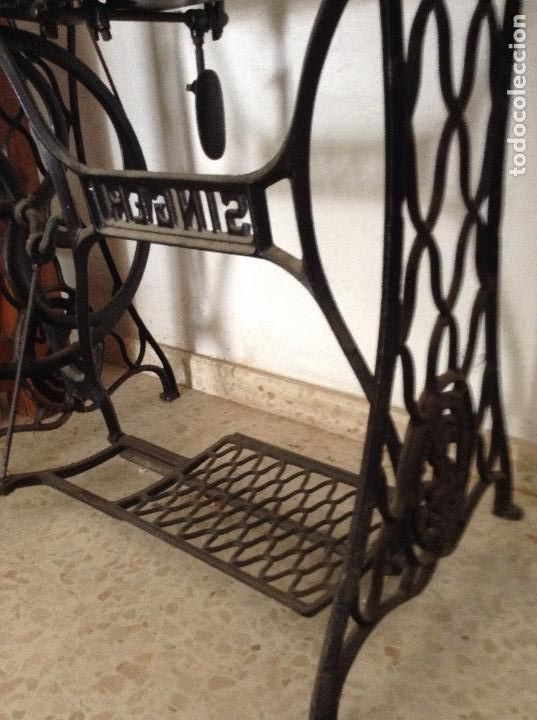 Antig&uuml;edades: Maquina de coser singer funciona , es profesional , - Foto 5