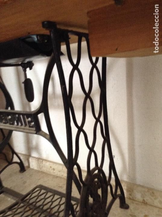 Antig&uuml;edades: Maquina de coser singer funciona , es profesional , - Foto 6