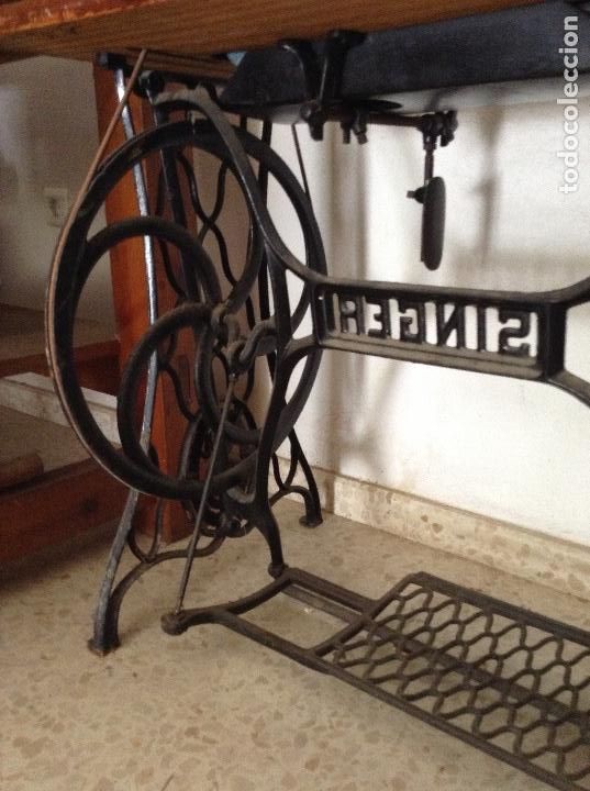 Antig&uuml;edades: Maquina de coser singer funciona , es profesional , - Foto 7