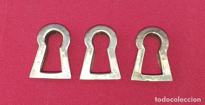 Antig&uuml;edades: LOTE DE 3 BOCA LLAVES DE BRONCE PARA MUEBLES - Foto 1