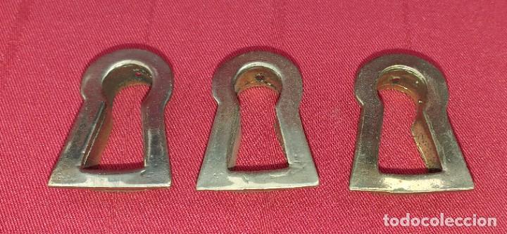 Antig&uuml;edades: LOTE DE 3 BOCA LLAVES DE BRONCE PARA MUEBLES - Foto 2