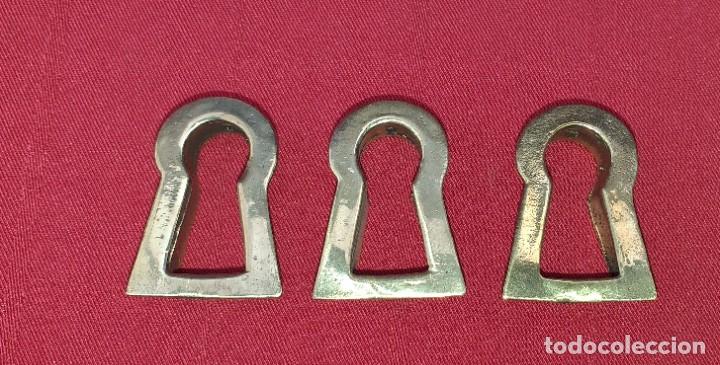 Antig&uuml;edades: LOTE DE 3 BOCA LLAVES DE BRONCE PARA MUEBLES - Foto 3