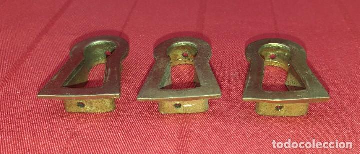Antig&uuml;edades: LOTE DE 3 BOCA LLAVES DE BRONCE PARA MUEBLES - Foto 4
