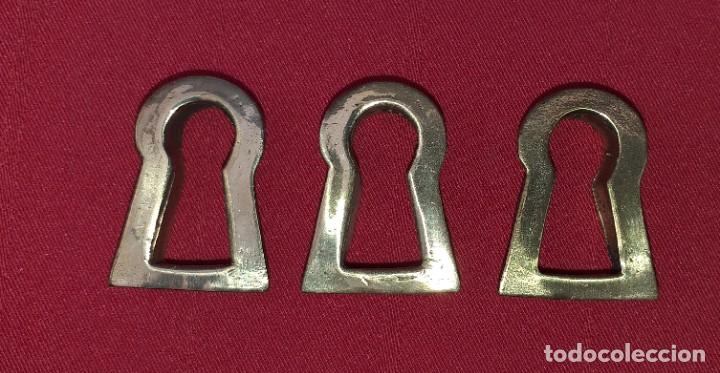Antig&uuml;edades: LOTE DE 3 BOCA LLAVES DE BRONCE PARA MUEBLES - Foto 5