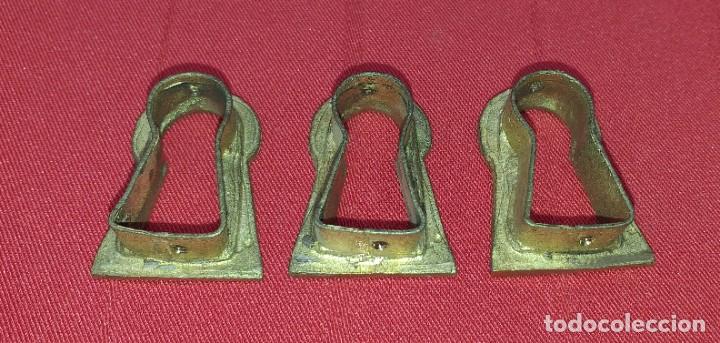Antig&uuml;edades: LOTE DE 3 BOCA LLAVES DE BRONCE PARA MUEBLES - Foto 6