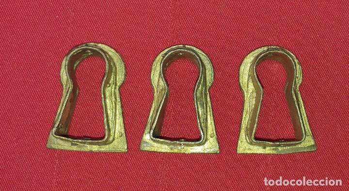 Antig&uuml;edades: LOTE DE 3 BOCA LLAVES DE BRONCE PARA MUEBLES - Foto 8