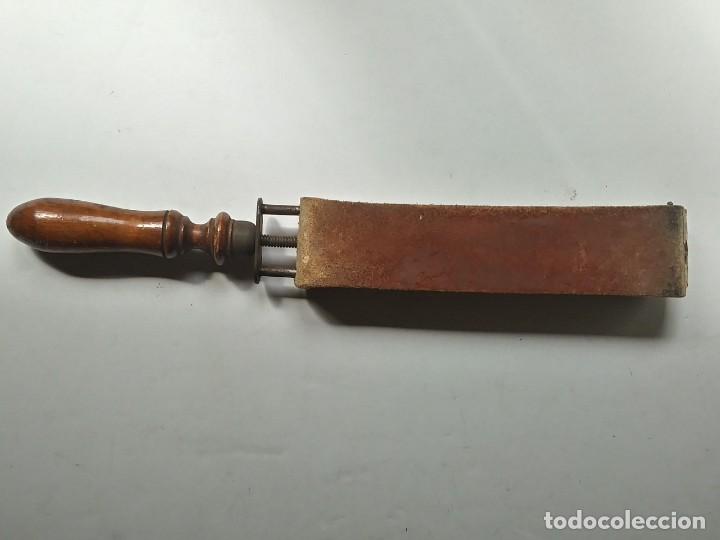 Antig&uuml;edades: afilador navajas barberia - Foto 3