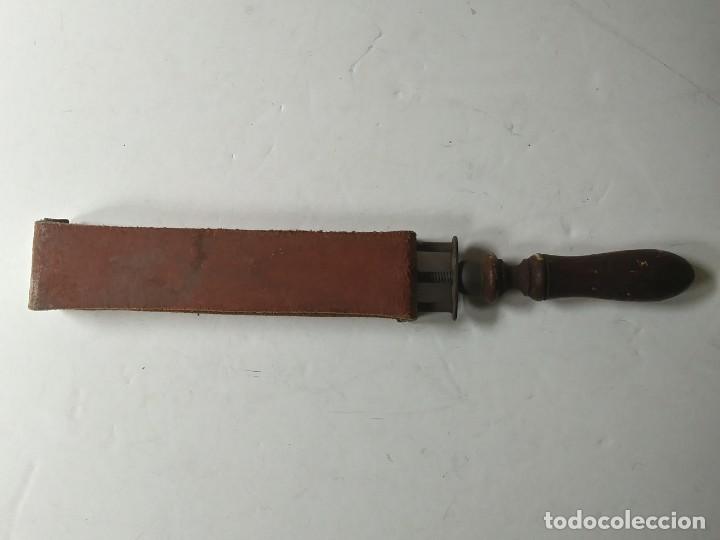 Antig&uuml;edades: afilador navajas barberia - Foto 4