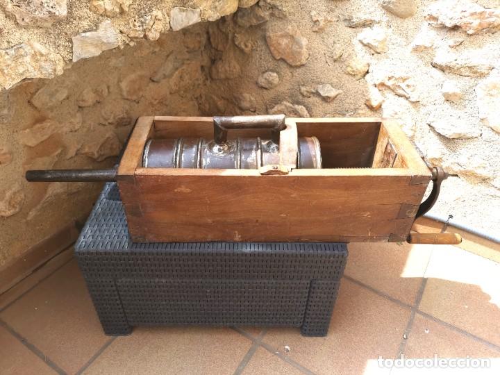 Antig&uuml;edades: EMBUTIDORA DE MADERA Y ZINC A MANIVELA - Foto 1