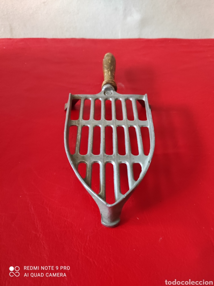 Antig&uuml;edades: Base para plancha de carb&oacute;n -en aluminio con mango de madera - Foto 2