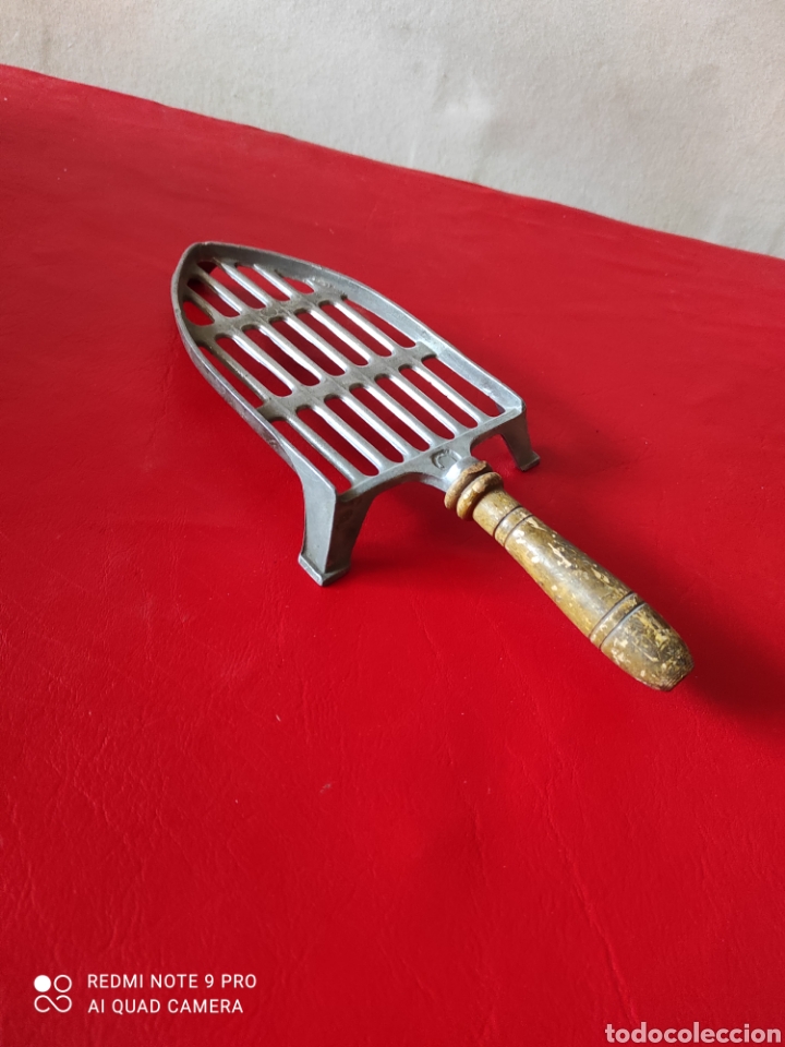 Antig&uuml;edades: Base para plancha de carb&oacute;n -en aluminio con mango de madera - Foto 3