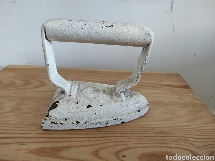 Antig&uuml;edades: Antigua plancha de hierro pintada - Foto 1