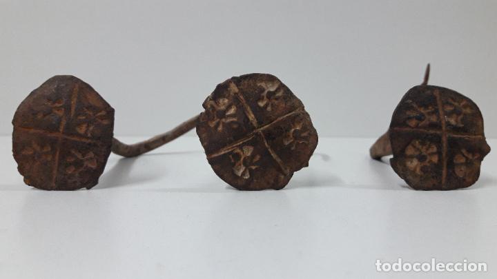 Antigüedades: TRES CLAVOS ANTIGUOS . POSIBLEMENTE ARAGONESES - SIGLO XVII . DIAMETRO DE LA CABEZA 4 CM - Foto 3 - 256130135