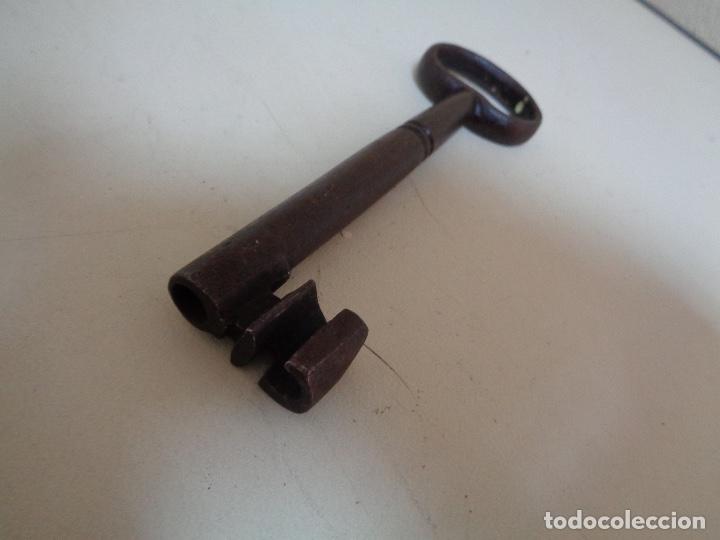 Antig&uuml;edades: llave de forja siglo XVIII hueca - Foto 2