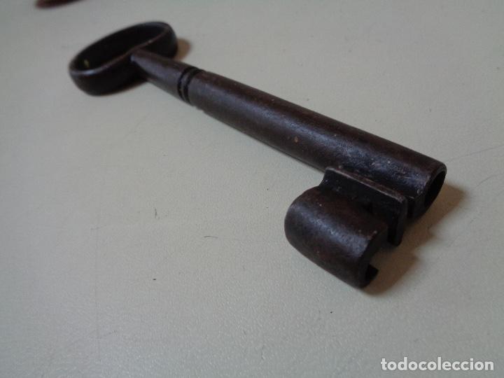 Antig&uuml;edades: llave de forja siglo XVIII hueca - Foto 3