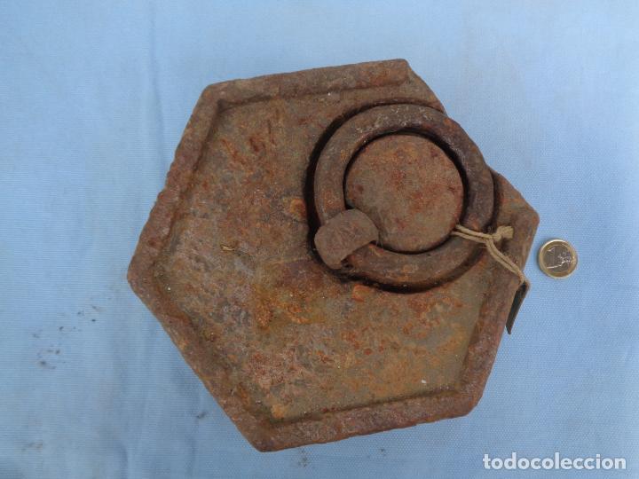 Antig&uuml;edades: ANTIGUA PESA EX&Aacute;GONAL DE 10 KILOS - Foto 2