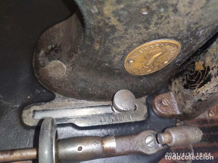 Antig&uuml;edades: Maquina de coser Singer MEDIUM de 1874 en base de madera. - Foto 4