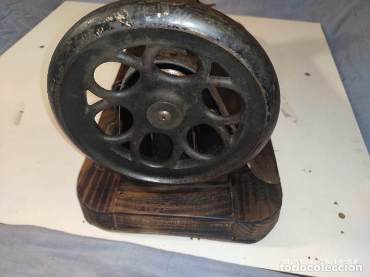 Antig&uuml;edades: Maquina de coser Singer MEDIUM de 1874 en base de madera. - Foto 6