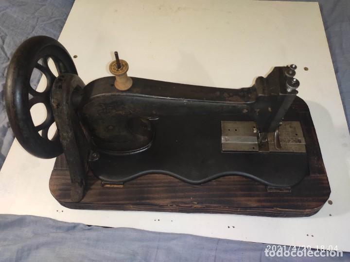 Antig&uuml;edades: Maquina de coser Singer MEDIUM de 1874 en base de madera. - Foto 3