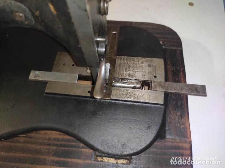 Antig&uuml;edades: Maquina de coser Singer MEDIUM de 1874 en base de madera. - Foto 7
