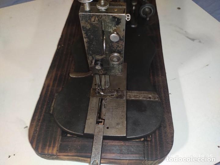 Antig&uuml;edades: Maquina de coser Singer MEDIUM de 1874 en base de madera. - Foto 8