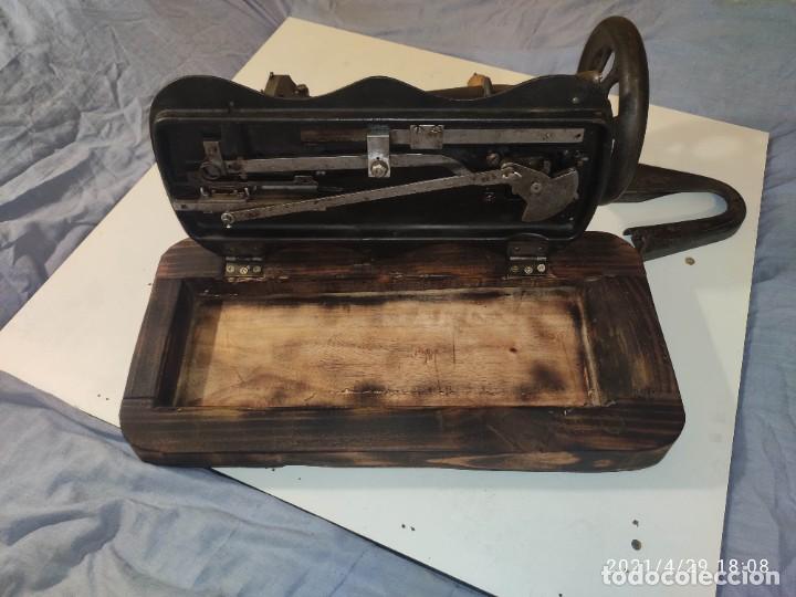 Antig&uuml;edades: Maquina de coser Singer MEDIUM de 1874 en base de madera. - Foto 9