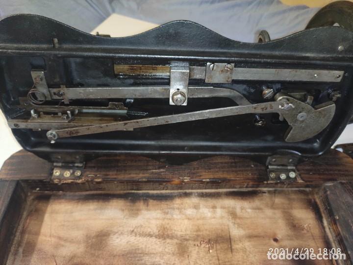 Antig&uuml;edades: Maquina de coser Singer MEDIUM de 1874 en base de madera. - Foto 10