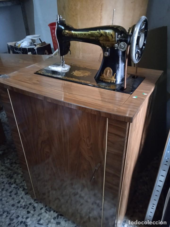 Antig&uuml;edades: M&aacute;quina de coser Singer - Foto 4
