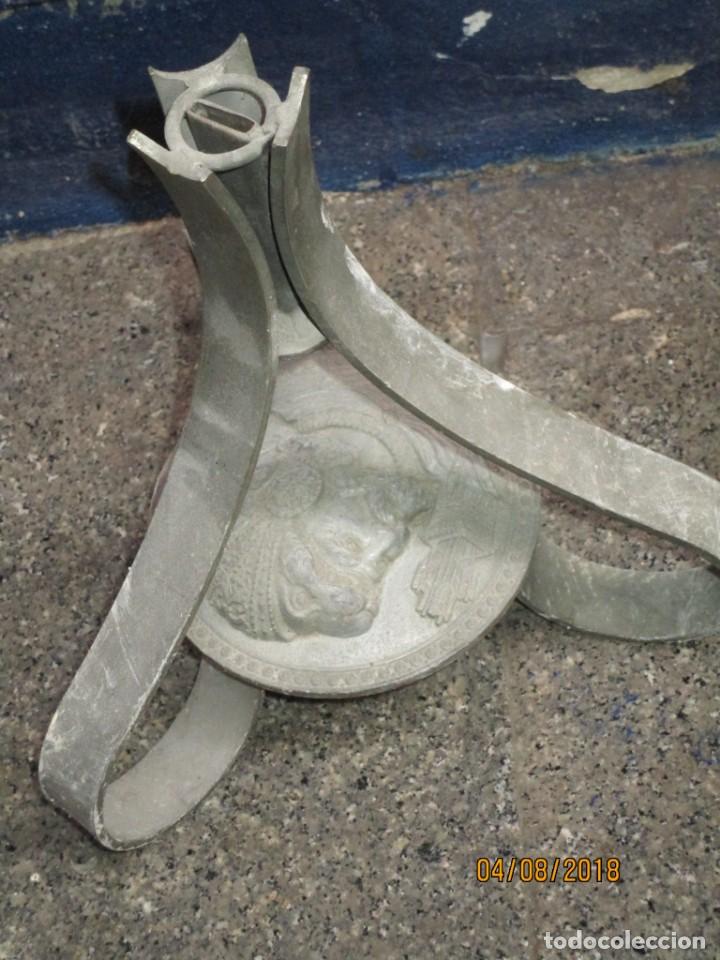 Antigüedades: Antigua pena o pie de hierro con medallón español posible general ANIBAL O AMILCAR BARCA - Foto 5 - 251778835