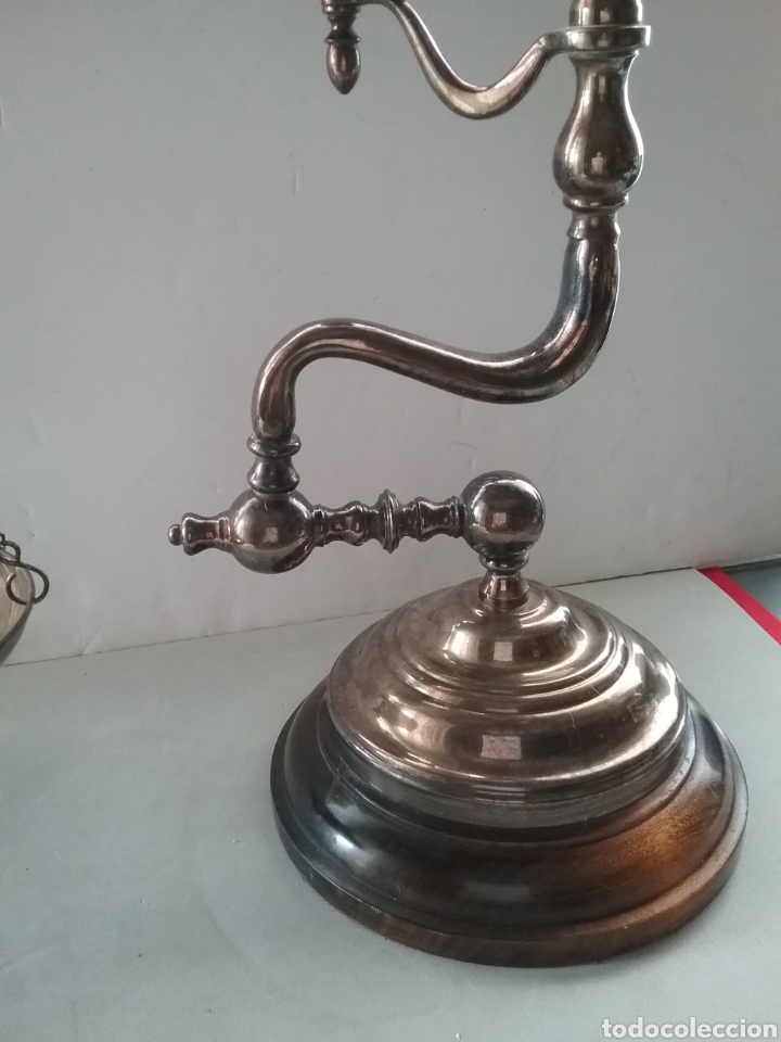 Antig&uuml;edades: Balanza romana de un plato y con base en madera. - Foto 3
