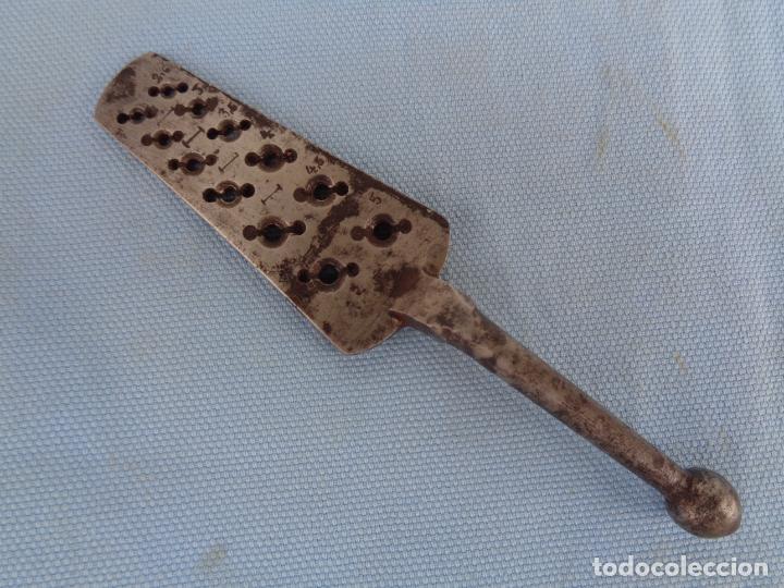 Antig&uuml;edades: MEDIDOR DE ROSCAS MACHO EN FORJA. - Foto 1