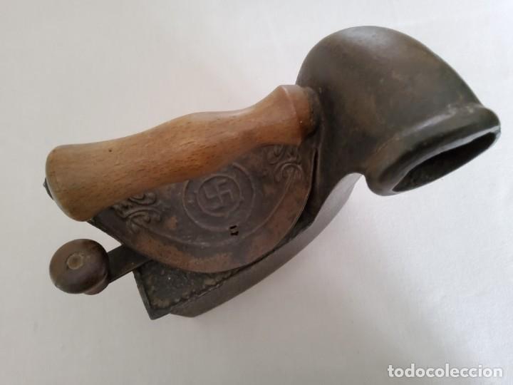 Antig&uuml;edades: PLANCHA ANTIGUA CON ESVASTICA - Foto 2