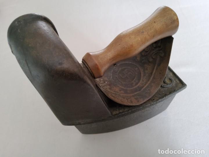Antig&uuml;edades: PLANCHA ANTIGUA CON ESVASTICA - Foto 3
