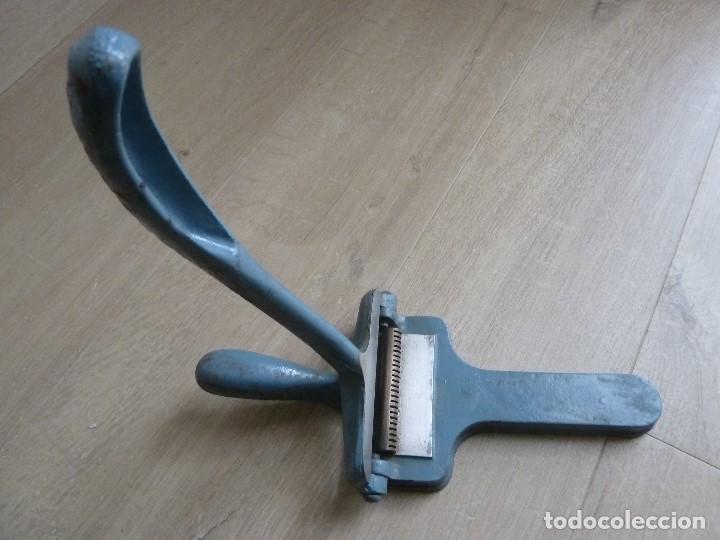Antig&uuml;edades: HERRAMIENTA PEINE PARA TRABAJAR CORREAS - Foto 1