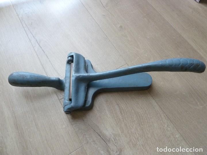 Antig&uuml;edades: HERRAMIENTA PEINE PARA TRABAJAR CORREAS - Foto 3