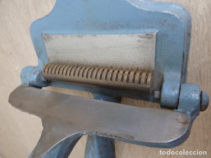 Antig&uuml;edades: HERRAMIENTA PEINE PARA TRABAJAR CORREAS - Foto 6