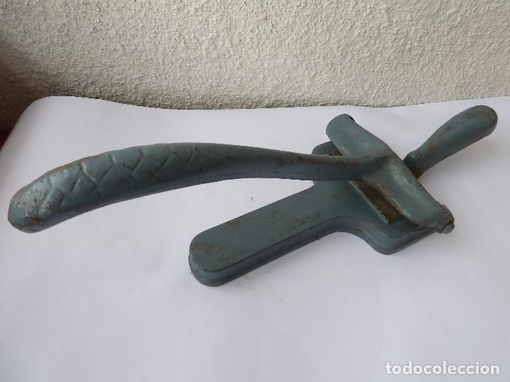 Antig&uuml;edades: HERRAMIENTA PEINE PARA TRABAJAR CORREAS - Foto 4