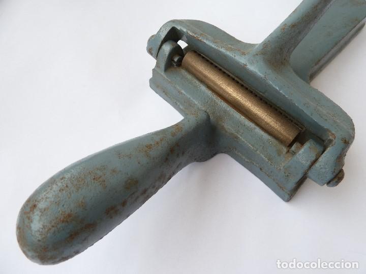 Antig&uuml;edades: HERRAMIENTA PEINE PARA TRABAJAR CORREAS - Foto 7