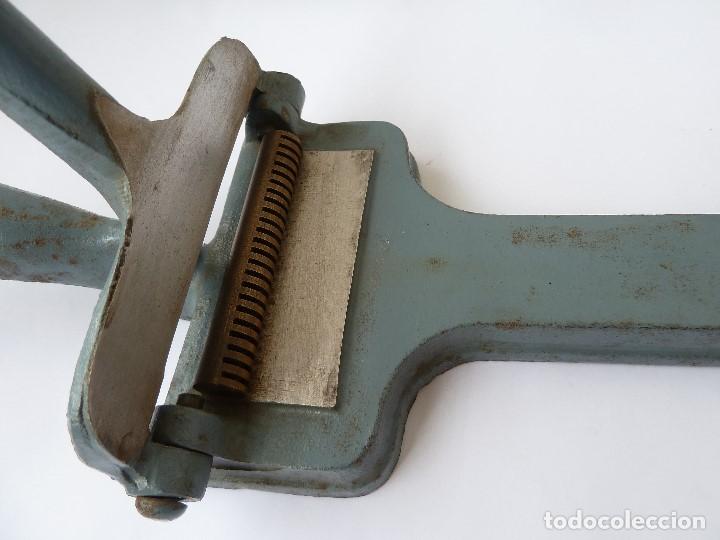 Antig&uuml;edades: HERRAMIENTA PEINE PARA TRABAJAR CORREAS - Foto 5