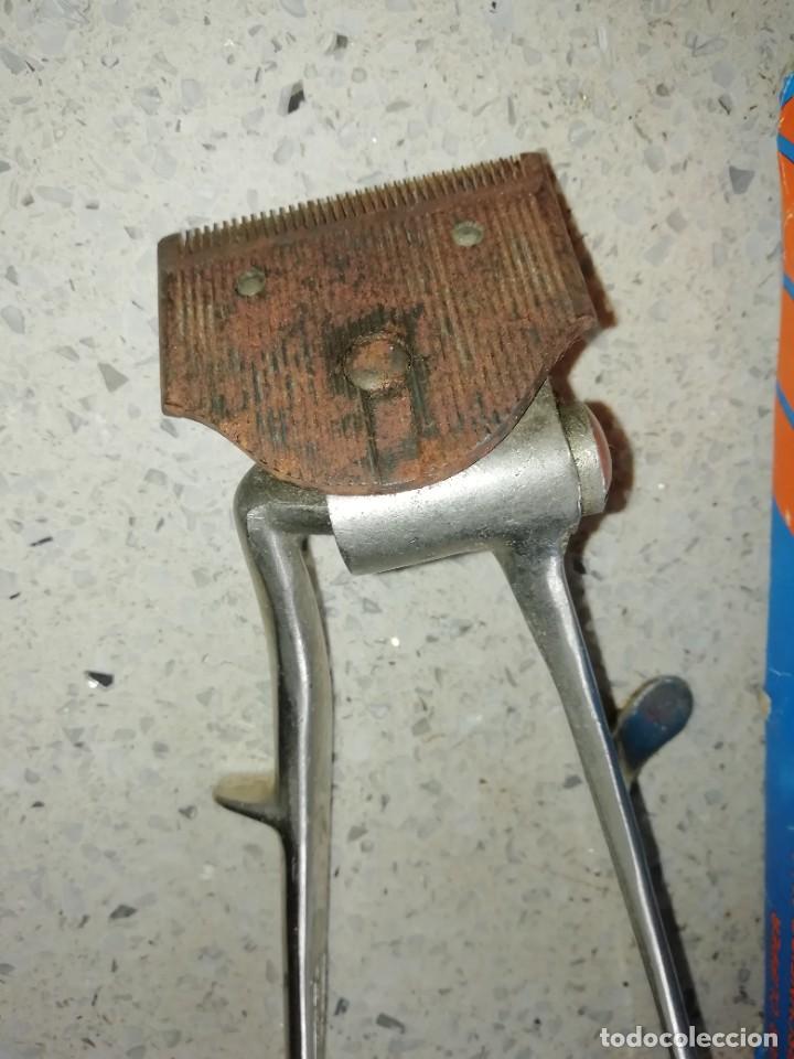 Antig&uuml;edades: Maquinilla para cortar el pelo marca elcoro - Foto 4
