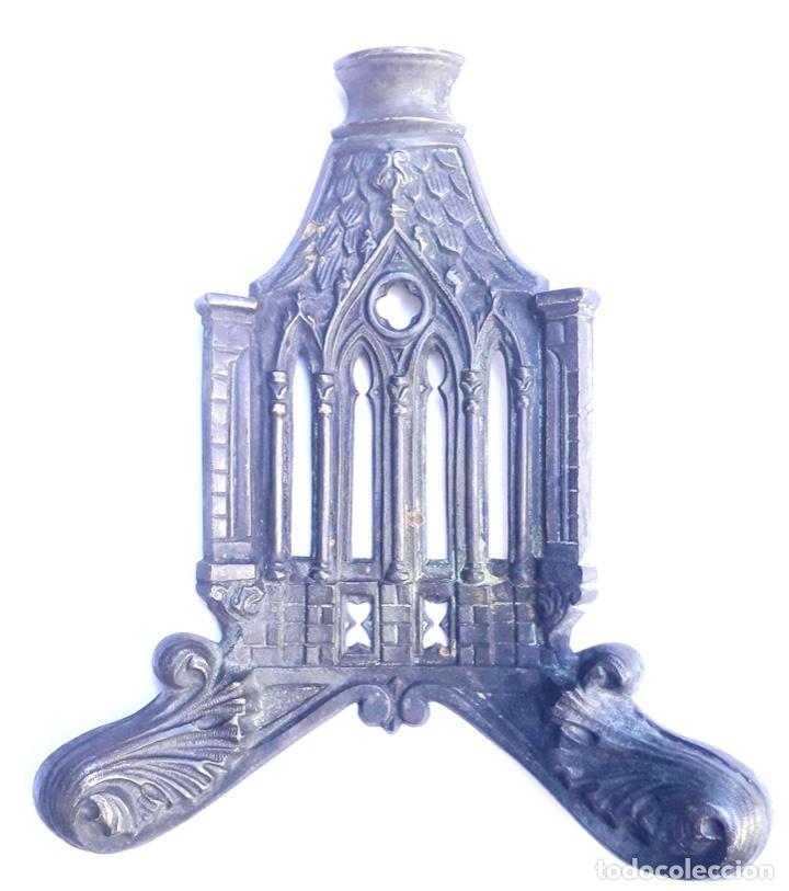 Antiguidades: Embellecedor para mueble o lámpara fundido en bronce con detalle arquitectónico neogótico circa 1890