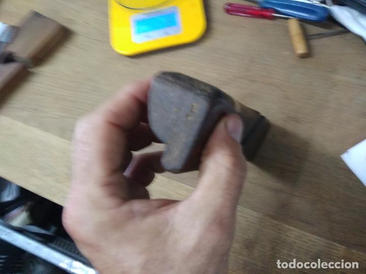Antig&uuml;edades: Base de roble muy r&uacute;stica. Cepillo de carpintero C-143. Caja cepillos 2 - Foto 2
