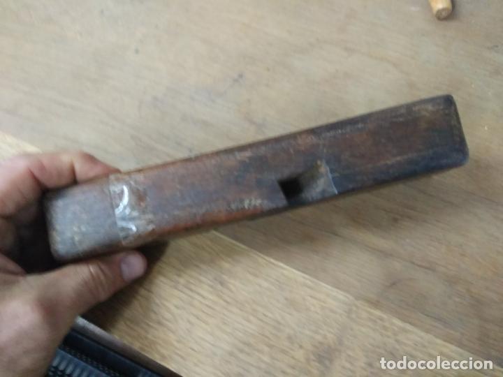 Antig&uuml;edades: Base de roble muy r&uacute;stica. Cepillo de carpintero C-143. Caja cepillos 2 - Foto 3
