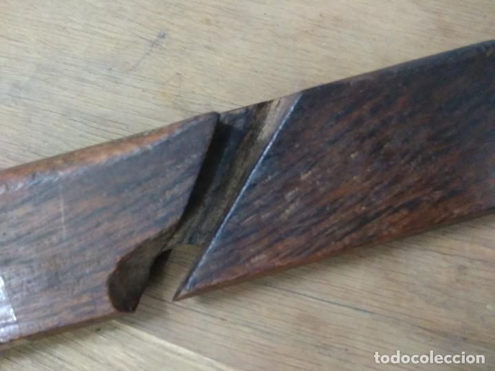 Antig&uuml;edades: Base de roble muy r&uacute;stica. Cepillo de carpintero C-143. Caja cepillos 2 - Foto 4