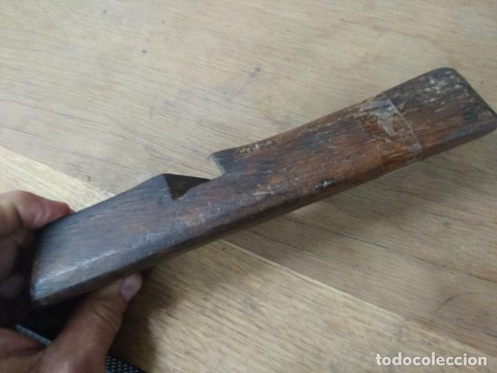Antig&uuml;edades: Base de roble muy r&uacute;stica. Cepillo de carpintero C-143. Caja cepillos 2 - Foto 5