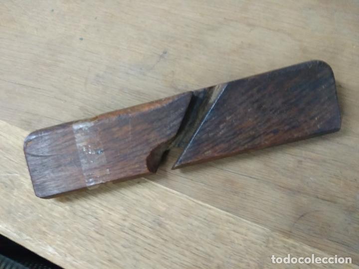 Antig&uuml;edades: Base de roble muy r&uacute;stica. Cepillo de carpintero C-143. Caja cepillos 2 - Foto 6