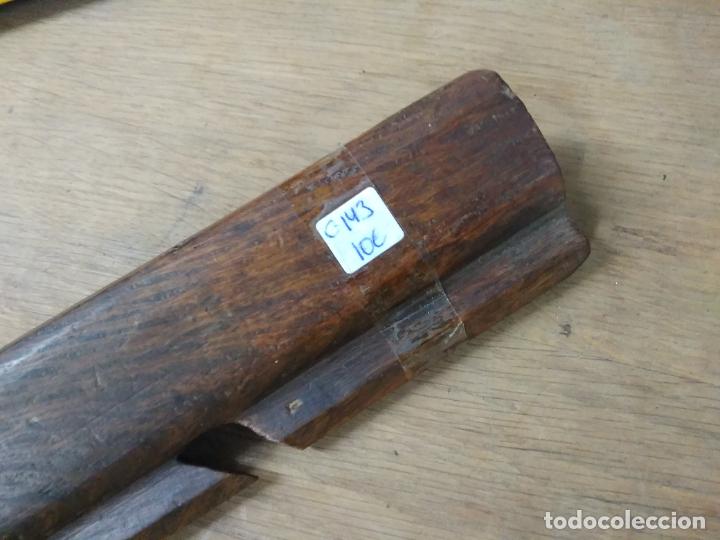 Antig&uuml;edades: Base de roble muy r&uacute;stica. Cepillo de carpintero C-143. Caja cepillos 2 - Foto 7