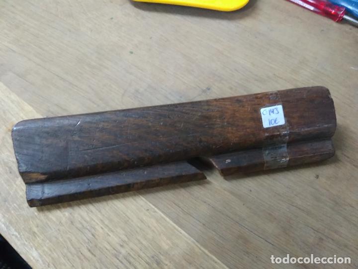 Antig&uuml;edades: Base de roble muy r&uacute;stica. Cepillo de carpintero C-143. Caja cepillos 2 - Foto 1