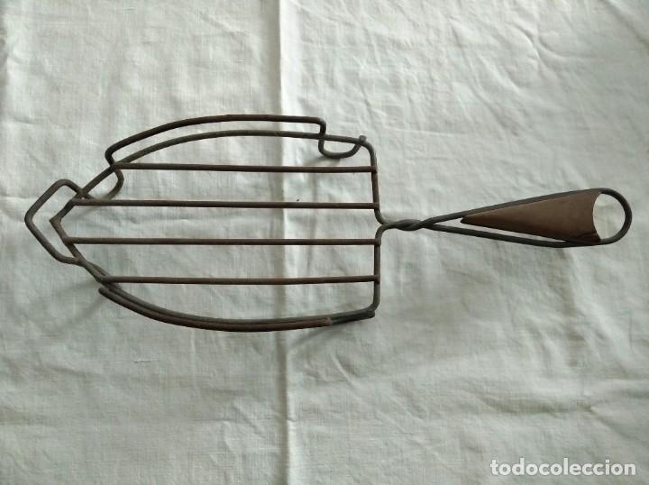 Antig&uuml;edades: SOPORTE REPOSA PLANCHA. MANGO CON MADERA. - Foto 1